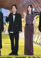 　映画「８番出口」８８ｍ無限ループカーペットアライバルに登場した二宮和也（左）と小松菜奈（撮影・伊藤笙子）