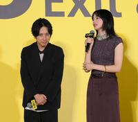 　映画「８番出口」８８ｍ無限ループカーペットアライバルのステージで小松菜奈（右）にべた褒めされ、恐縮気味の二宮和也（撮影・伊藤笙子）