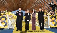 　イエローカーペット上で手を振る（左から）河内大和、二宮和也、小松菜奈、川村元気監督（撮影・伊藤笙子）