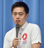 　記者会見する日本維新の会の吉村代表