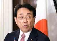 　２２日、米ワシントンで記者団の取材に応じる赤沢経済再生相（共同）