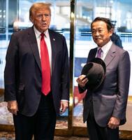 　ニューヨークのトランプタワーでトランプ前米大統領（左）と対面した自民党の麻生太郎副総裁＝２０２４年