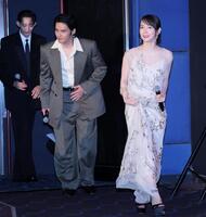 　登壇する（右から）吉岡里帆、水上恒司、竜星涼（撮影・棚橋慶太）