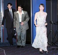 　登壇する（右から）吉岡里帆、水上恒司、竜星涼（撮影・棚橋慶太）