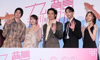 　手を振る（左から）栁俊太郎、吉岡里帆、水上恒司、竜星涼、梅澤美波（撮影・棚橋慶太）