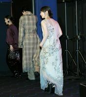 　退出する吉岡里帆（撮影・棚橋慶太）