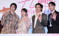 　手を振る（左から）栁俊太郎、吉岡里帆、水上恒司、竜星涼（撮影・棚橋慶太）