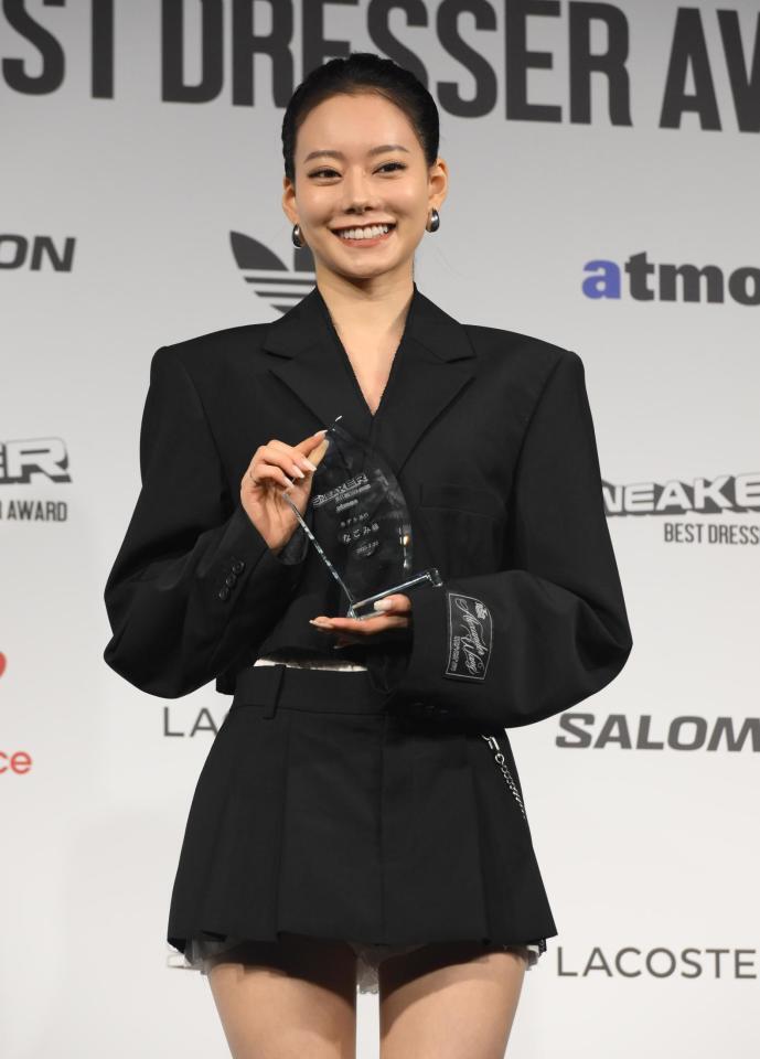 　トロフィーを手にする、なごみ（撮影・堀内翔）