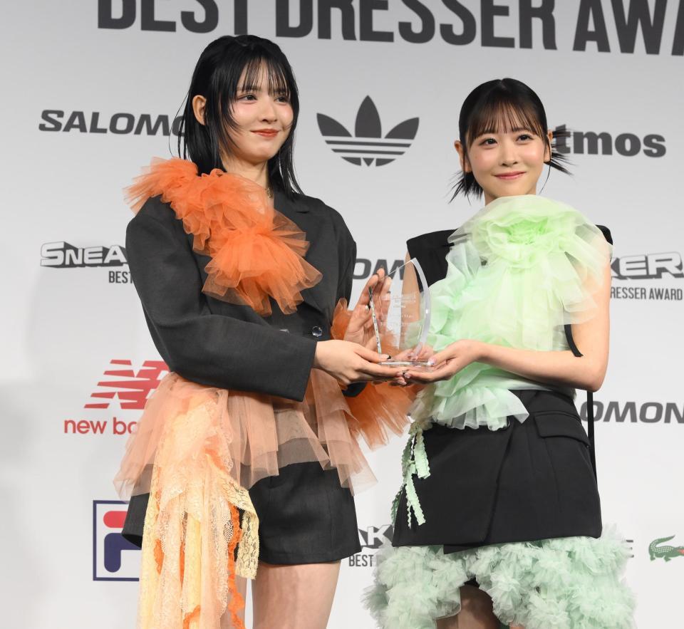 　トロフィーを手にするＦＲＵＩＴＳ　ＺＩＰＰＥＲの鎮西寿々歌（左）と櫻井優衣（撮影・堀内翔）