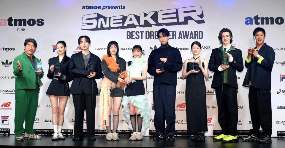 　受賞した（左から）寺門ジモン、なごみ、工藤大輝、ＦＲＵＩＴＳ　ＺＩＰＰＥＲの鎮西寿々歌と櫻井優衣、野村康太、松村沙友理、翔、尾形貴弘（撮影・堀内翔）