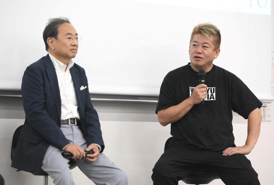 　特別授業を行ったフジテレビの清水賢治社長（左）と堀江貴文氏（撮影・堀内翔）