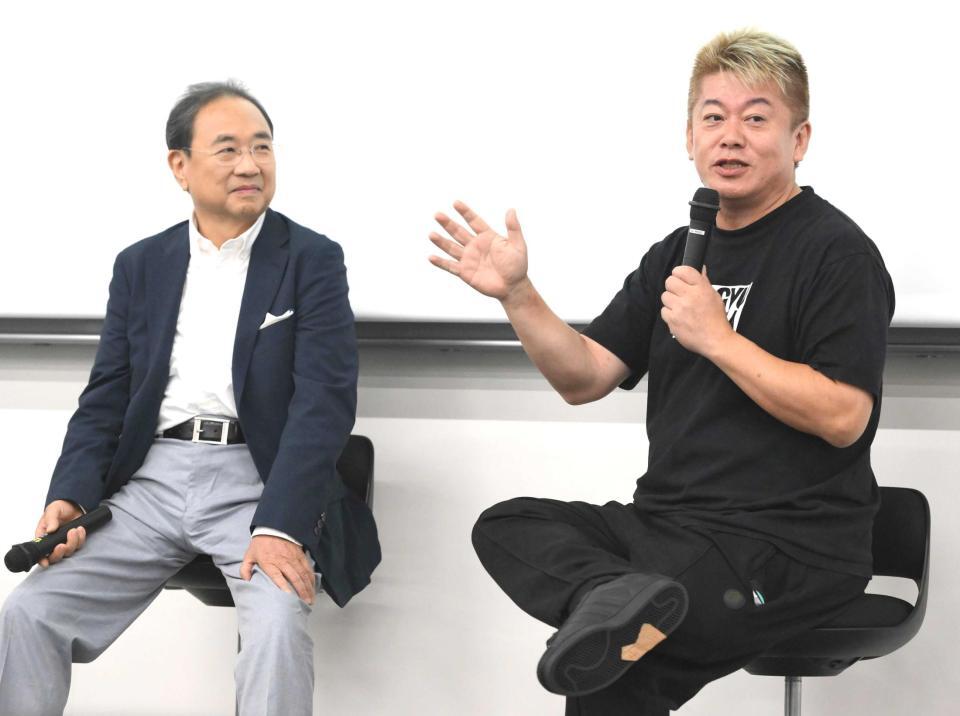 　特別授業を行うフジテレビ・清水賢治社長と堀江貴文氏（撮影・堀内翔）