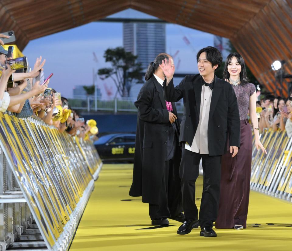 　映画「８番出口」８８ｍ無限ループカーペットアライバルに登場し、観客に手を振る二宮和也（中央）と小松菜奈（撮影・伊藤笙子）