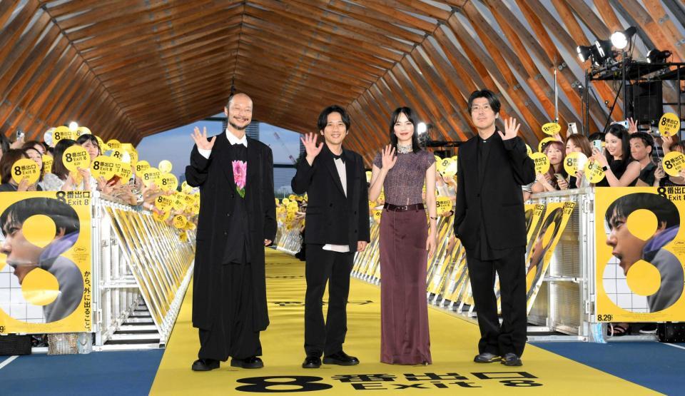 　イエローカーペット上で手を振る（左から）河内大和、二宮和也、小松菜奈、川村元気監督（撮影・伊藤笙子）