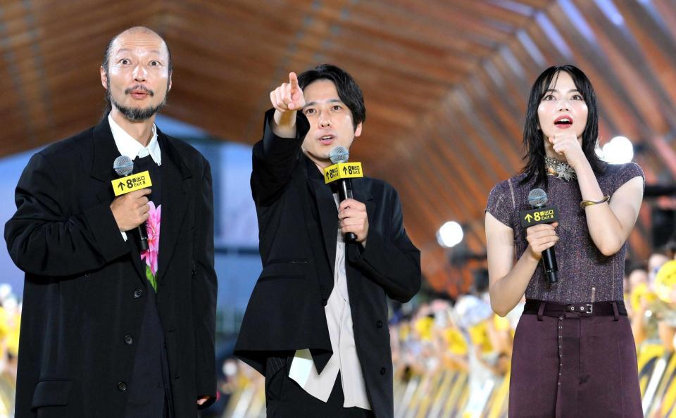 　異変に気づく二宮和也（中央）と驚く河内大和（左）、小松菜奈