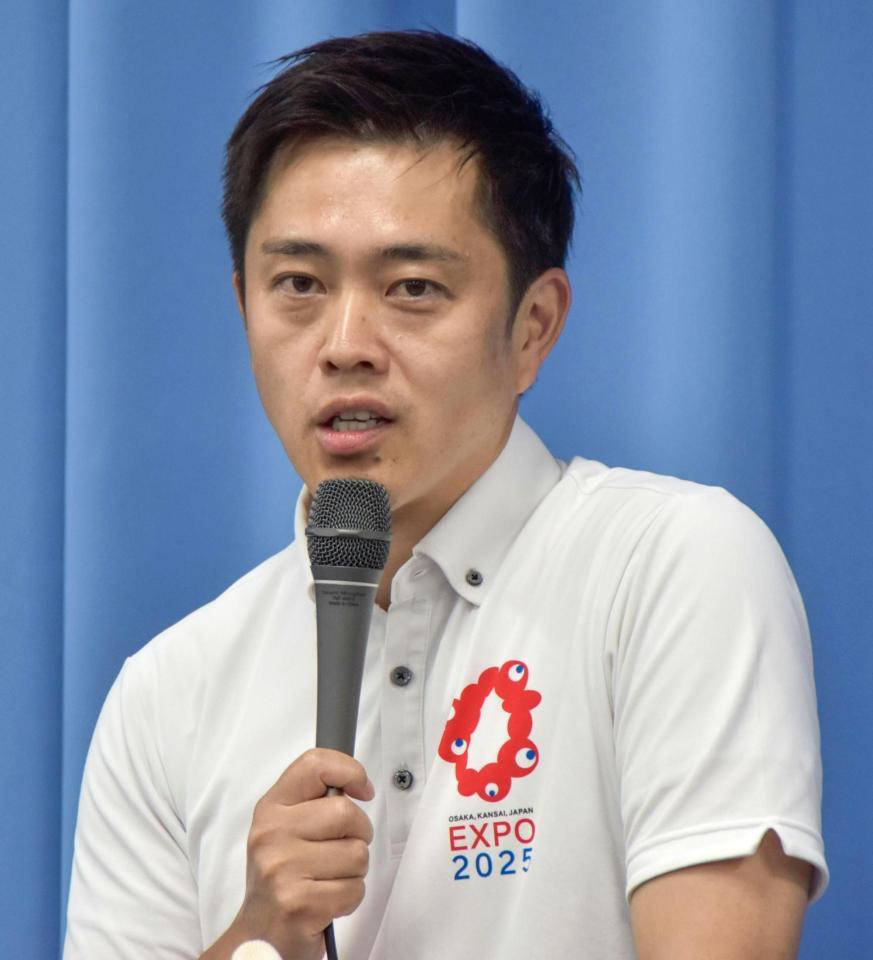 　記者会見する日本維新の会の吉村代表