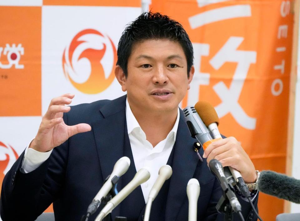 　記者会見する参政党の神谷代表