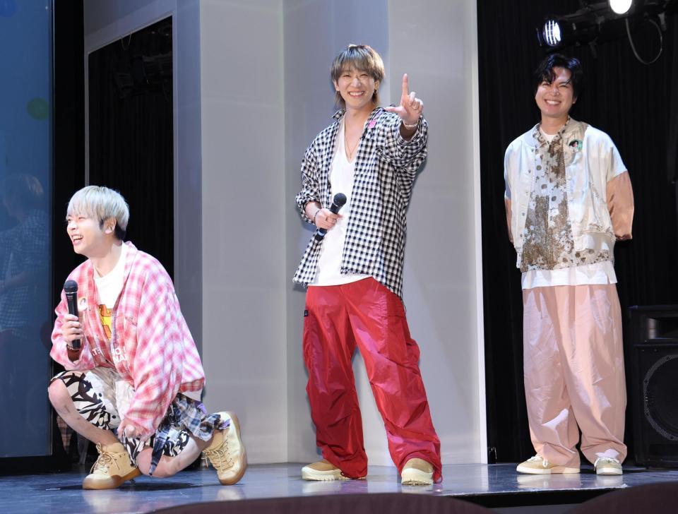 　イベントに登場したＮＥＷＳの（左から）増田貴久、小山慶一郎、加藤シゲアキ（撮影・佐々木彰尚）