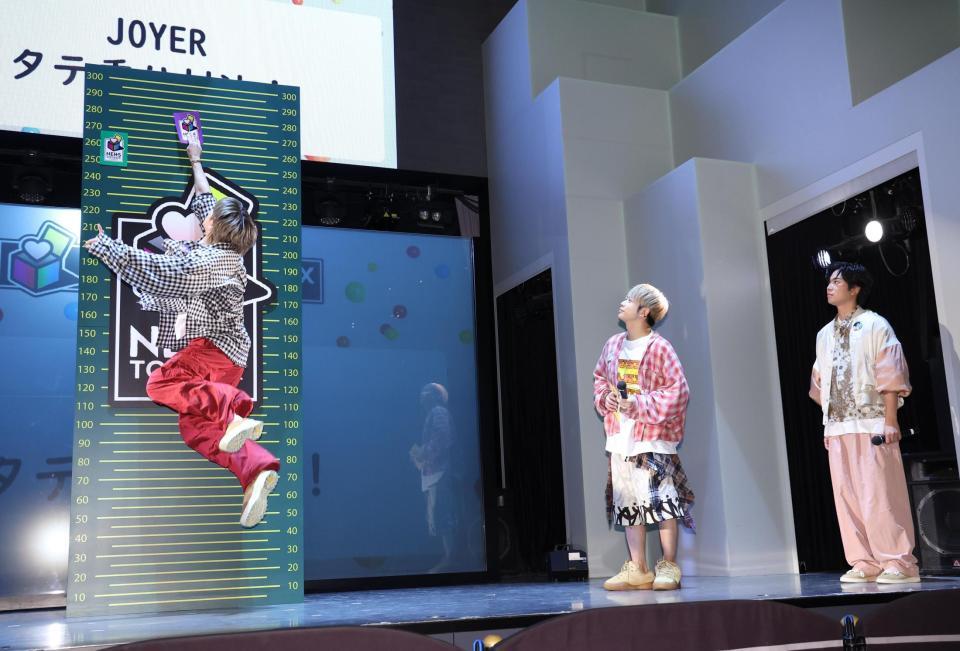 　シールを貼るＮＥＷＳの小山慶一郎（左）と見つめる増田貴久（中央）と加藤シゲアキ（撮影・佐々木彰尚）