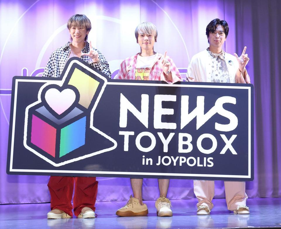 　ポーズを決めるＮＥＷＳの（左から）小山慶一郎、増田貴久、加藤シゲアキ（撮影・佐々木彰尚）