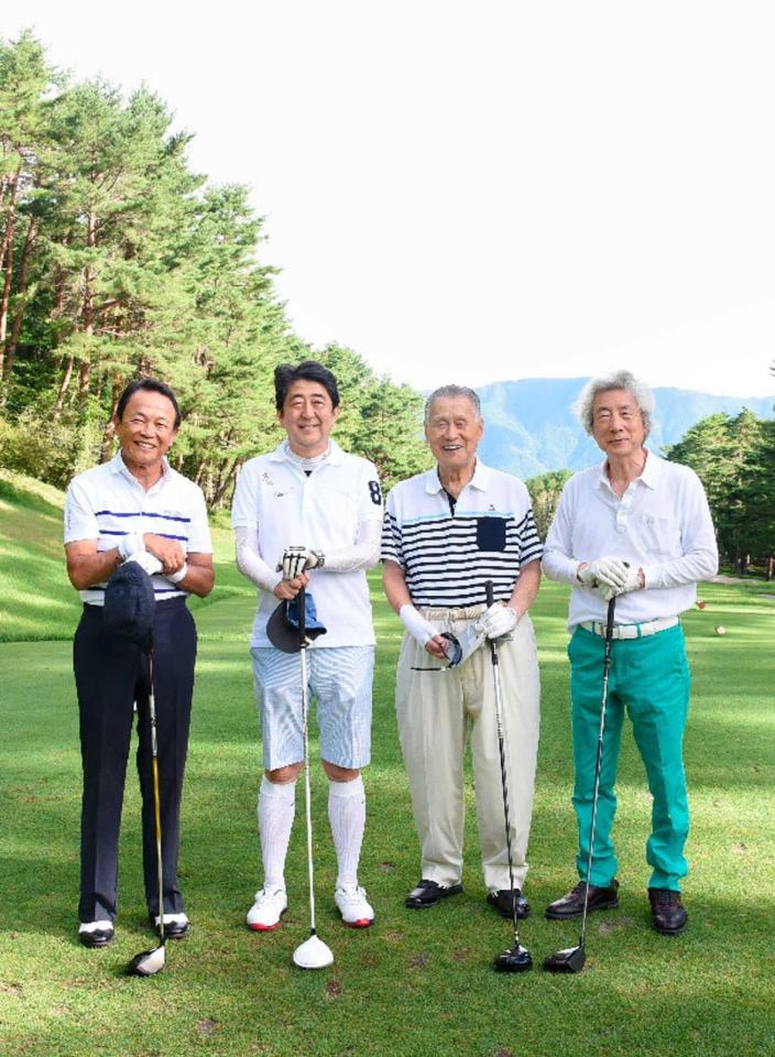 　ゴルフウエアで並んだ（左から）麻生太郎副総理兼財務相、安倍首相、森喜朗氏、小泉純一郎氏の写真（笹川陽平氏のブログから）＝２０１８年