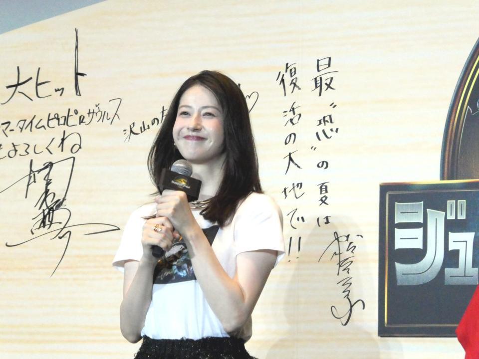 　絵馬を背に笑顔の松本若菜