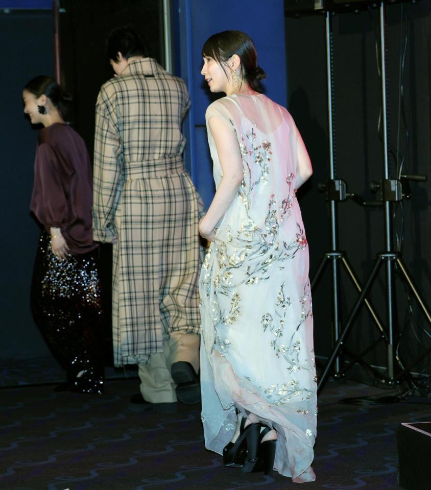 　退出する吉岡里帆（撮影・棚橋慶太）