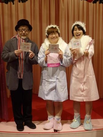 　ハリセンボンと一緒に約４０年ぶりに人前で「黒ネコのタンゴ」を歌った皆川おさむさん（左）＝２０１１年