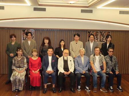 　会見に出席した（前列左から）大沢逸美、一色采子、三浦浩一、横内正、田村亮、大鶴義丹、中丸新将、（上段左から）上仁樹、青木玄徳、清水よし子、敷村珠夕、湯江タケユキ、橋本禎之、阿部快征