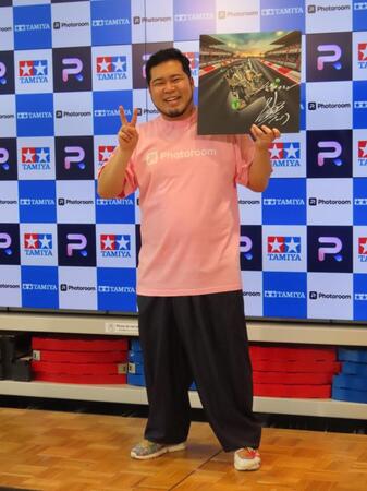 　表彰イベントに出席した松井ケムリ