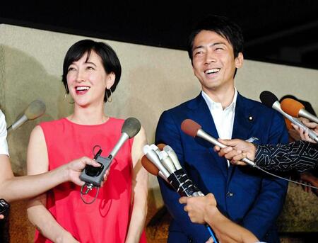 　会見で笑顔をみせる小泉進次郎議員（右）と結婚するお相手の滝川クリステル＝２０１９年８月