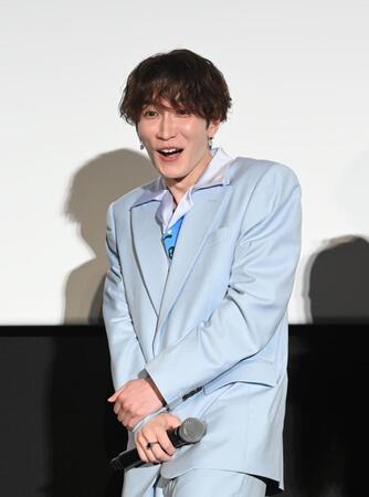 　心霊映像を見てビックリの渡辺翔太（撮影・園田高夫）