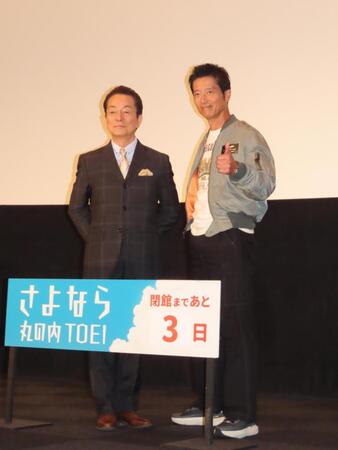舞台あいさつに出席した（左から）水谷豊、寺脇康文＝東京・銀座
