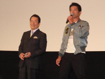 　舞台あいさつに出席した（左から）水谷豊、寺脇康文