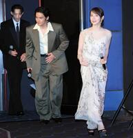 　登壇する吉岡里帆（右）、水上恒司（撮影・棚橋慶太）