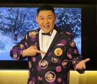 　自身のキャラクターのイラストが入った新衣装を披露する大江裕