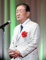 　特別賞を受賞し、あいさつする関口宏（撮影・佐藤厚）