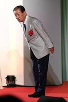 　来場者に向かって一礼する関口宏（撮影・佐藤厚）