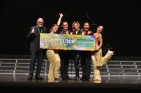 　共演するダンサーとともに笑顔を見せる柚香光（左から４人目）