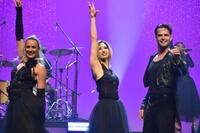 　力強いダンスを見せた柚香光（中央）