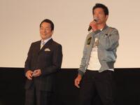 　舞台あいさつに出席した（左から）水谷豊、寺脇康文