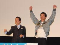 　舞台あいさつに出席した（左から）水谷豊、寺脇康文