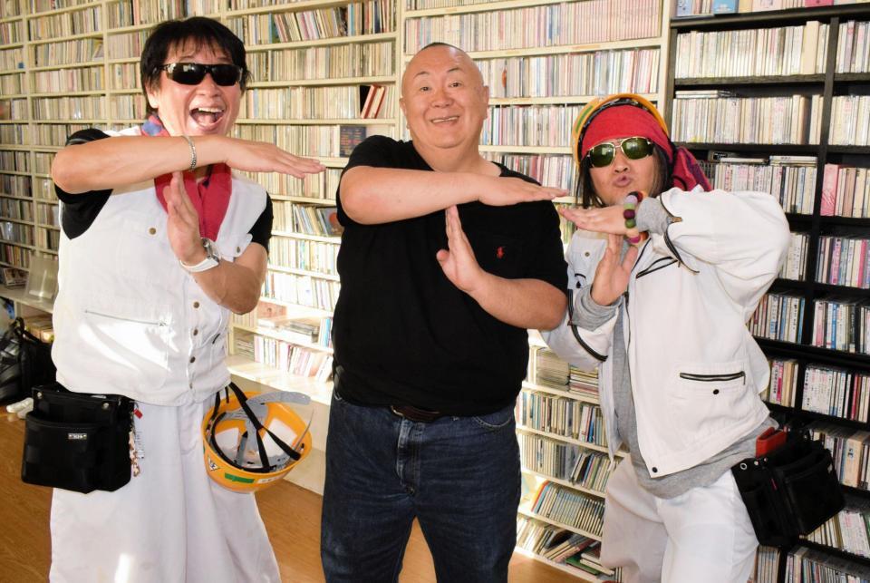 　松村邦洋（中央）のラジオ番組収録に参加したＴあんどＴの山本俊之社長（左）とＴＯＺＹ