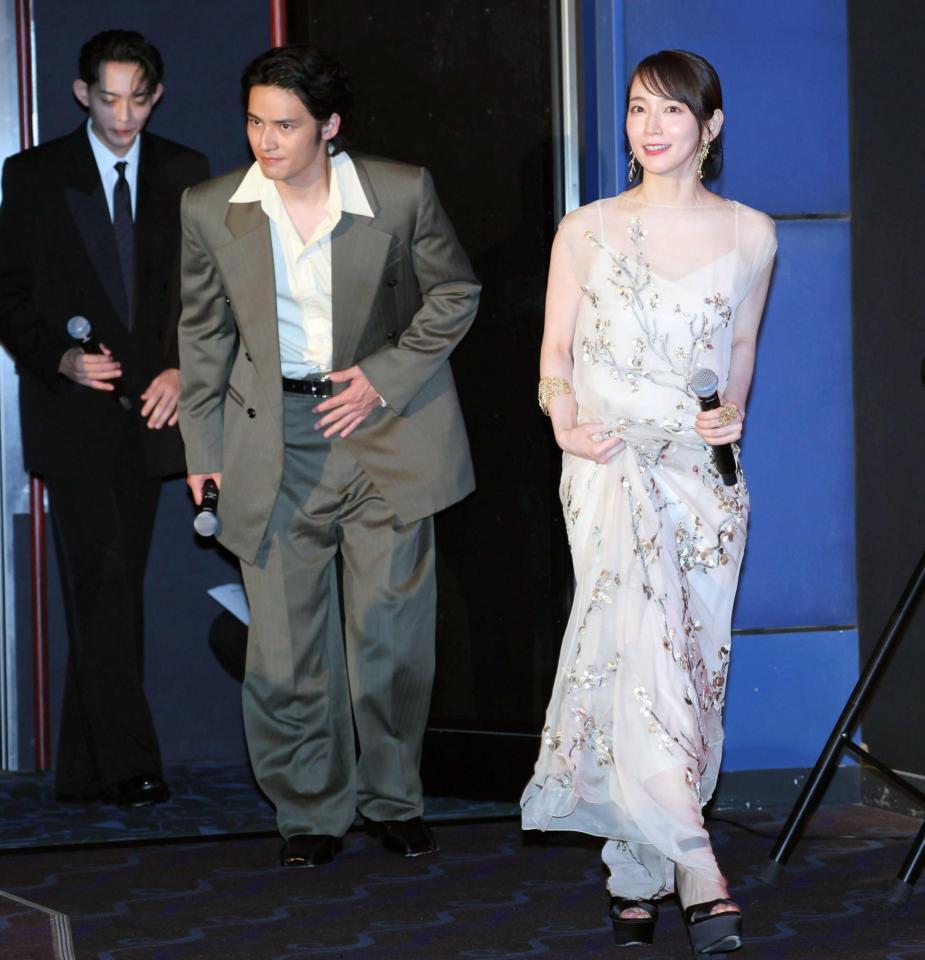 　登壇する吉岡里帆（右）、水上恒司（撮影・棚橋慶太）