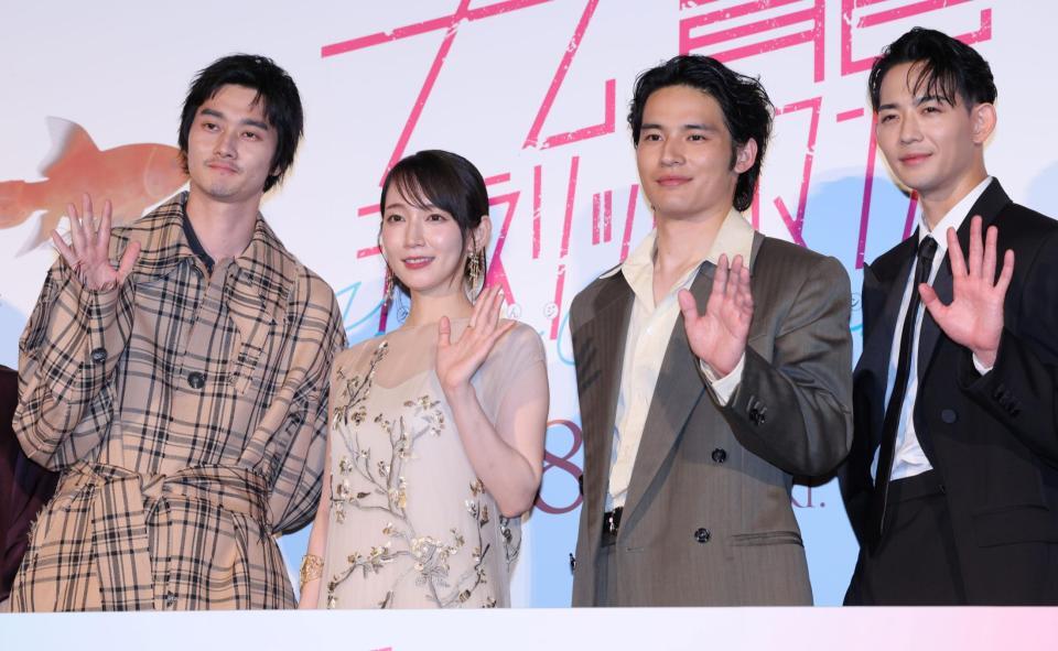 　手を振る（左から）栁俊太郎、吉岡里帆、水上恒司、竜星涼（撮影・棚橋慶太）