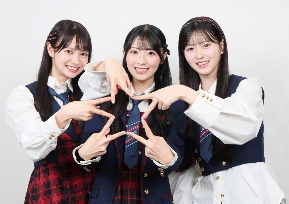 　ポーズを決める（左から）伊藤百花、佐藤綺星、八木愛月（撮影・石井剣太郎）