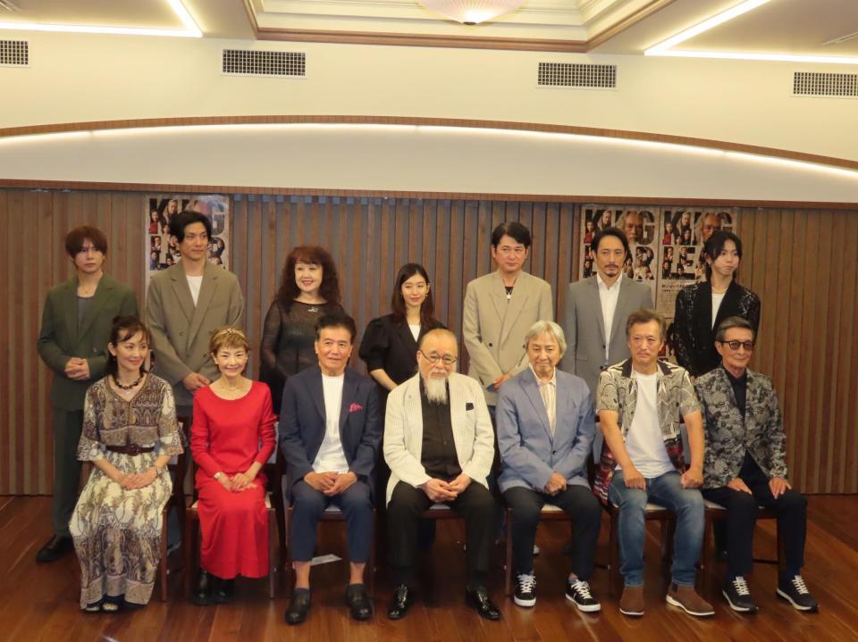 　会見に出席した（前列左から）大沢逸美、一色采子、三浦浩一、横内正、田村亮、大鶴義丹、中丸新将、（上段左から）上仁樹、青木玄徳、清水よし子、敷村珠夕、湯江タケユキ、橋本禎之、阿部快征