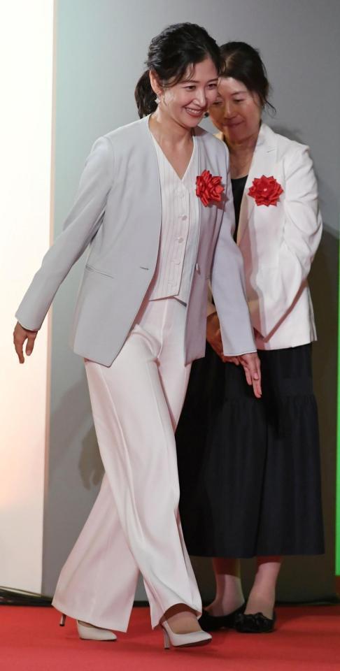 　あいさつに向かう桑子真帆アナ（撮影・佐藤厚）