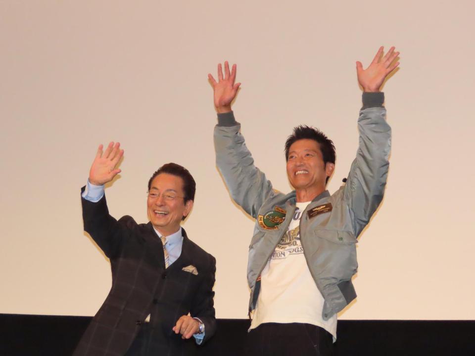 　舞台あいさつに出席した（左から）水谷豊、寺脇康文