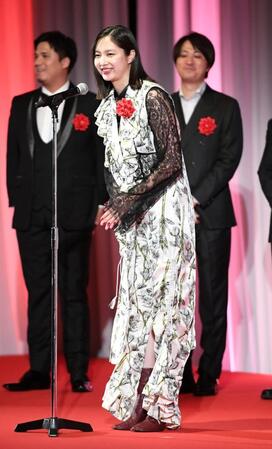 　ドラマ部門最優秀賞を受賞しあいさつする新川優愛（撮影・佐藤厚）